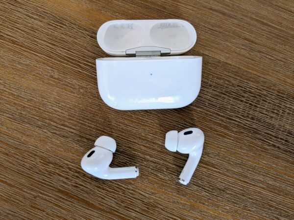 Best Wireless Earbuds: Apple Airpods Pro 2