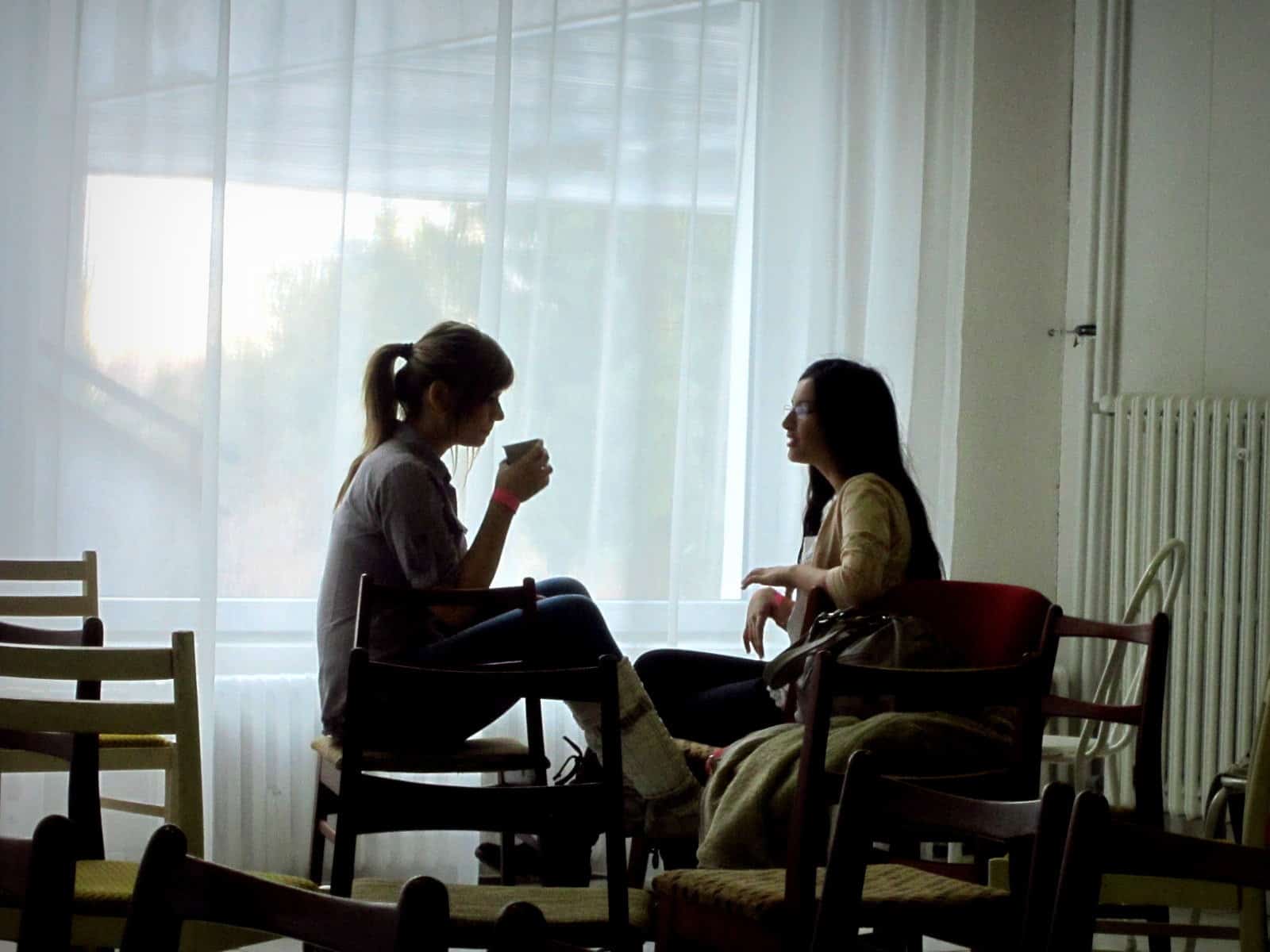 Women talking Laslofi